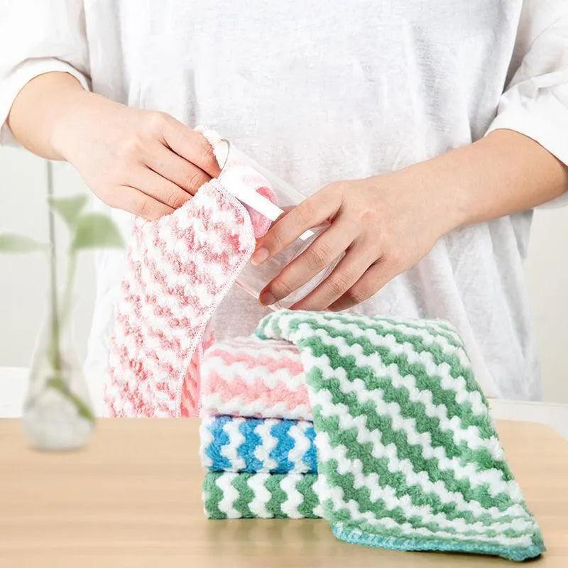 Coral Fleece Kitchen Cloths: Oil-Resistant & Highly Absorbent for All-Around Cleaning  ourlum.com   