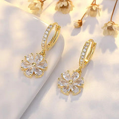 Starlight Elegance Silver Star Stud Earrings: Dazzling Zircon Design